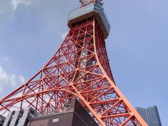 下から見上げる東京タワー