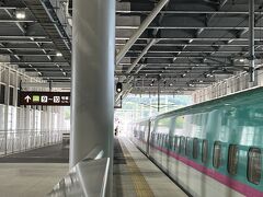定刻通り12時17分頃に新函館北斗駅に到着しました。

駅のホームから進行方向を見ると、車止めの向こうに工事区間のトンネルが見えました。

7年後の2030年の開業を目指して、北海道新幹線の札幌までの延伸工事が続けられています。