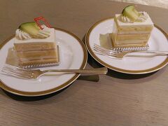 ホテルに食事用のお皿とカトラリーは用意してもらって
駅ビルで購入した食材を盛り付け美味しくいただきました！

ケーキはホテルのメロンショートケーキ、甘さもちょうど良く美味しいです

この後はお酒ものんでいて、たくさん歩いたので早めに眠りにつきました。

最後までありがとうございます。