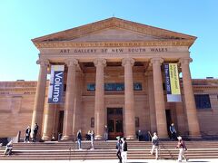 9:50　ニューサウスウェールズ（NSW）州立美術館（無料）
10:00の開場を待つ人が結構います