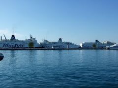 スプリット港に停泊している旅客船