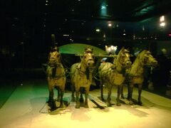 秦の始皇帝兵馬俑にあった銅馬車を実際に見た事があって懐かしく思い出した。
2008年12月27日14時55分に見た時の写真。
2016年2月5日 国立博物館平成館での「始皇帝と大兵馬俑」展でも見ていたかもしれない。何せ、日本の美術館や博物館では撮影禁止だから…