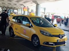 ブダペストの空港タクシーはカウンターで行先を伝えると、目的地までの金額の目安を教えてくれる。
タクシー番号と金額の目安の紙をくれて、直ぐに配車してくれる。
