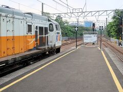 乗客を降ろしたあとも、しばらく停車しているので機関車を見に行きます。