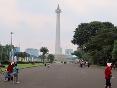 駅の横にはモナス（独立記念塔）がそびえる、ムルデカ広場があります。