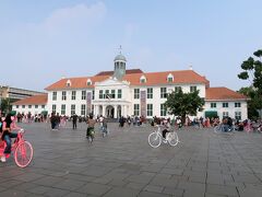 日曜日でファタヒラ広場は賑わっています。前方の建物は1707年に建てられた市庁舎で、今は歴史博物館になっています。