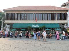 午後3時少し前。遅いランチはカフェバタビアでとることとします。