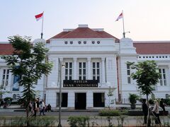 インドネシア銀行博物館は元東インド会社の銀行であった建物。16時閉館で既に閉館。