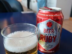 タンソンニャット空港での待ち時間は２時間半。
こんな時頼りになるのがプライオリティパスです。
Apricot Business Loungeを利用しました。
エレベーターで１階へ降りるのですが、表示が分かりにくいので探しました。
温かい料理と飲み放題のドリンク、窓が大きくて飛行機が眺められます。
ここではビールとベトナムの麺料理をいただきました。