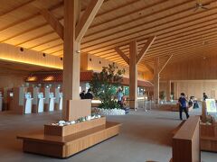 今回はトヨタレンタカー那覇シーサイド店を楽天トラベルで予約。料金もおトクの15,540円でしたが、この店舗、自動チェックイン機で支払まで完了。キーこそ手渡しだったが、全くの混雑無く、観光バス一台分の利用者がいたにもかかわらず15分で貸し出し完了。スゴい！