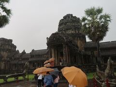 午後からはアンコール・ワット観光ですが、なんと大雨。
大雨の中、西塔門へ向かいます。
西塔門上の彫刻を見る余裕はありません。
ここからは「尖門が見えなくなる場所」のはずですが、確認する余裕はありません。
