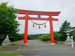 ほっきカレーを食べて観光に出かけます。

まずやってきたのは「樽前山神社」。
大きな朱色の鳥居が存在感を引き立たせています。