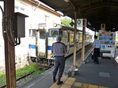 ０番線ホームに上り普通列車 ８：５０発 新飯塚行が到着しました、

折り返し上り普通列車と成り５駅を２１分で結びます。

＊詳細はクチコミでお願いします