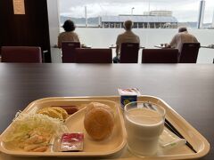 ＜高知ホテル＞　朝食会場

窓の外に見えるのは高知駅駅舎