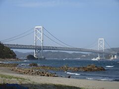 千鳥ヶ浜（徳島県鳴門市鳴門町）
大毛島の北東部の人がいない、静かな海岸から見上げる白い大鳴門橋が映えます。渦潮を見る観潮船も見えます。
