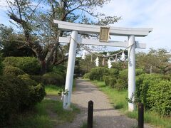 見付神社の裏にあるつつじ公園の中には霊犬神社が祀られています