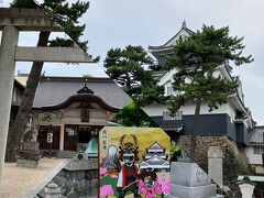 岡崎城のすぐ隣には「龍城（たつき）神社」があります。
徳川家康公と本多忠勝公を御祭神としておまつりする岡崎市の中心神社です。
家康公生誕の朝、城楼上に雲を呼び、風を招く金の龍が現れ昇天したという伝説が残るパワースポットとしても有名なのだそうです。