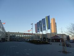 6時起床。日本も土曜ということでメールはアメリカからの数件のみ。6:20ホテル出発、3分で駅に到着。