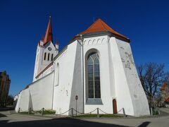 聖ヨハネ教会に到着。こちら裏側なので表に向かうが、朝早いからか開いていない・・・。