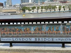 テムズ川沿いに歩きます。途中ロンドン橋がありますが、歌にあるようなはね橋ではない普通の橋でした。