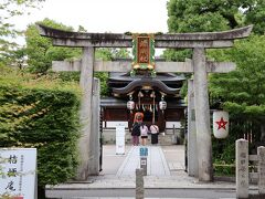 時刻は朝9時を過ぎたところ。バスで移動して晴明神社にやってきました。シンボルである星のマークが目立ちます。