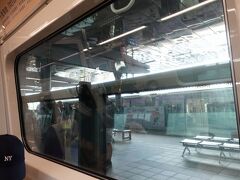 　長庚医院駅で普通車（各駅停車）と接続。乗り換え客が大挙乗り込み、満員電車になりました。