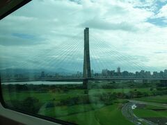 　淡水河沿いの車窓。過去２回の旅行では台北市内で見なかった川なので、新鮮な眺めです。