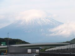 富士山に『傘雲』がかかっていますね。