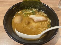 さてさて、まずは腹ごしらえ。
2-3日前からラーメン気分だったので、迷わず一風堂へ。
店内にアジア系の女の子３人組がいたんだけど、口に合わなかったのか全部残してた（驚）もちろん、わたくしはペロリ完食。