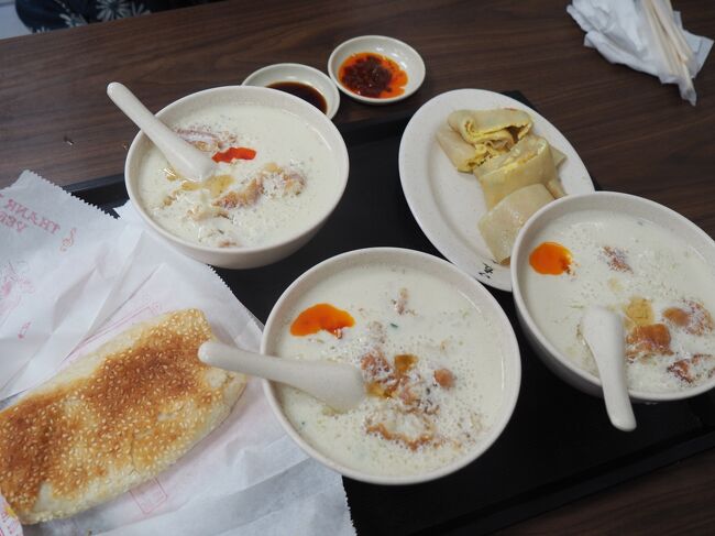 ・鹹豆漿<br />・蛋餅<br />・パンに卵焼きを挟んだもの<br />を食べました。<br />どれも美味しいー！<br />毎日食べても飽きない