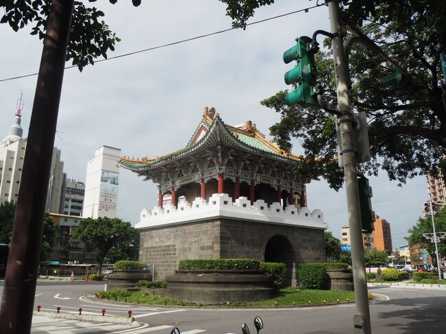 ご飯を食べたあとはカルフールへまた行きます。<br />道中にあった門