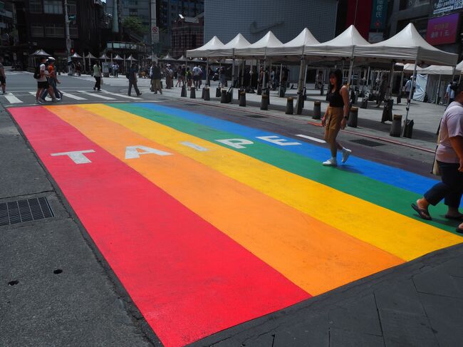 よく見かけるカラフルなTAIPEI<br />次はMRTで行天宮駅へ