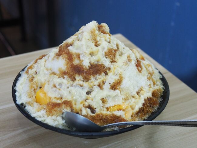 黒糖マンゴーかき氷を注文しました。<br />1人1つ頼んだのに、サイズが巨大・・笑