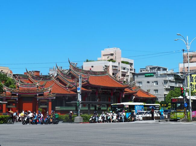 かき氷で満たされたあとは行天宮へ歩いていきました