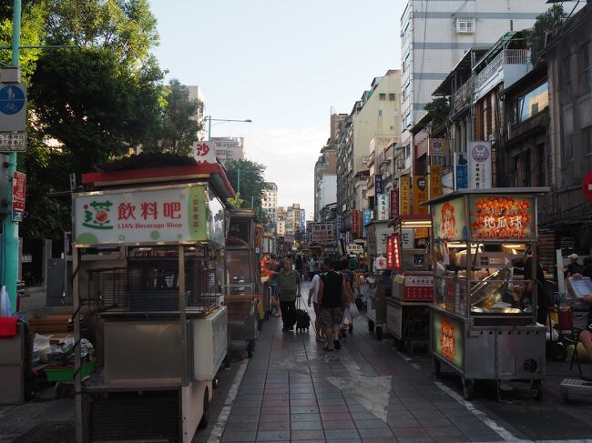 最後なので冰讃もう1回食べたくて、行ったのですが、大大大行列・・汗<br />初日に行けたのが奇跡だったんだなー。<br />諦めて寧夏夜市へ来ましたが、まだ時間が早くてどこもオープン準備中という感じだったので、台北駅に戻ることに。