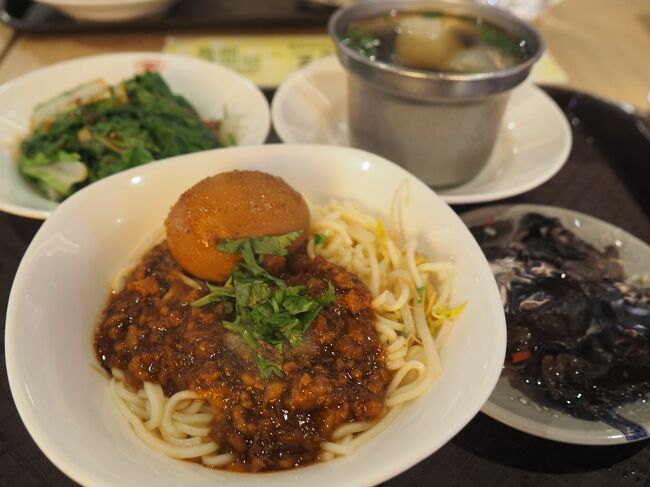 麺の上にルーロー飯と同じ具材が乗ったものを食べました