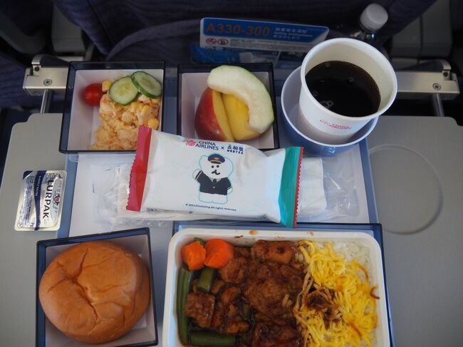 機内食<br />私は魚だったか肉だったか・・<br />お腹パンパンであまり食べられなかった