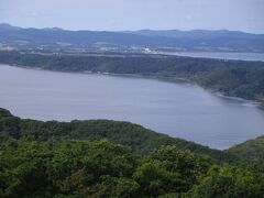 眼下に網走湖、その向こうには能取湖。
北国の青い空と湖を眺めていると、奥村チヨの歌が聞こえてきそうだ。
小林旭の「北帰行」と並んで旅情をかき立てる歌だ。
