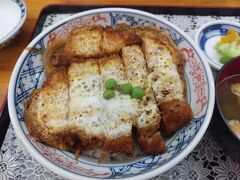 お肉はロースで、とても柔らかくて、脂身も美味しい。
健育美味豚という福島県産の豚で、タピオカを食べているそうです。
ソースの味はほんのりする程度です。
めちゃソースを前面に出している感じはしなくて、とても食べやすかった。
初めて食べる煮込みソースかつ丼、充実のランチになりました。
