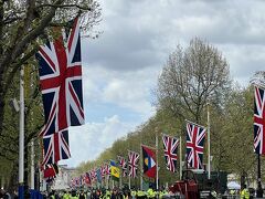 バッキンガム方面に向けてイギリスの国旗がはためいていました