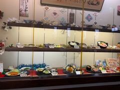 金沢でそば、うどん店に昼食を食べにお店へ。
　めん房本陣に着きました。
