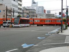 ダイヤモンドクロッシング。
宿泊したホテルから徒歩３分程JR松山駅方面と反対側に歩いた場所にあった。

丁度タイミングよく、伊予鉄道・大手町駅前の踏切でオレンジ色の電車と手前の松山路面電車。路面電車が踏切待ちしている。