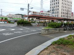 路面電車の松山駅。左側がJR松山駅。