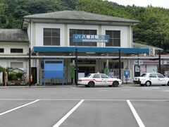 宇和島駅から八幡浜へ到着。八幡浜駅舎。
八幡浜から松山へ伊予灘ものがたり：道後編　　乗車のため八幡浜で下車。
