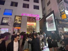 ちかくのmoxy hotelではライブイベント中。