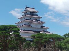 層塔型五層天守という大きさです。
瓦は赤瓦で青空に映えますね。
もちろん鉄筋コンクリート造ですが、昔は木造で建設したと思うとびっくりです。