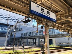 敦賀駅へ到着

在来線の南東側（東口になる予定）には北陸新幹線の駅舎が完成間近！

ちなみに、長くこちらで活躍したＤ５１形蒸気機関車やＥＤ７０交流電気機関車１号機は現在、長浜鉄道スクエアにて静態展示中。
https://4travel.jp/travelogue/11830966
