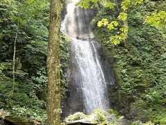 蔦温泉をあとにして、十和田神社へ向かいます。

昨日は人が多くて近くまで行けなかった雲井の滝も朝は空いていたのでちょっと立ち寄り。