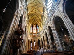 聖ヴィート大聖堂です。天井が高くて大きい教会です。（お城　125コルナ/人）
