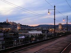 ナイトクルーズ乗り場付近のドナウ川夕景
